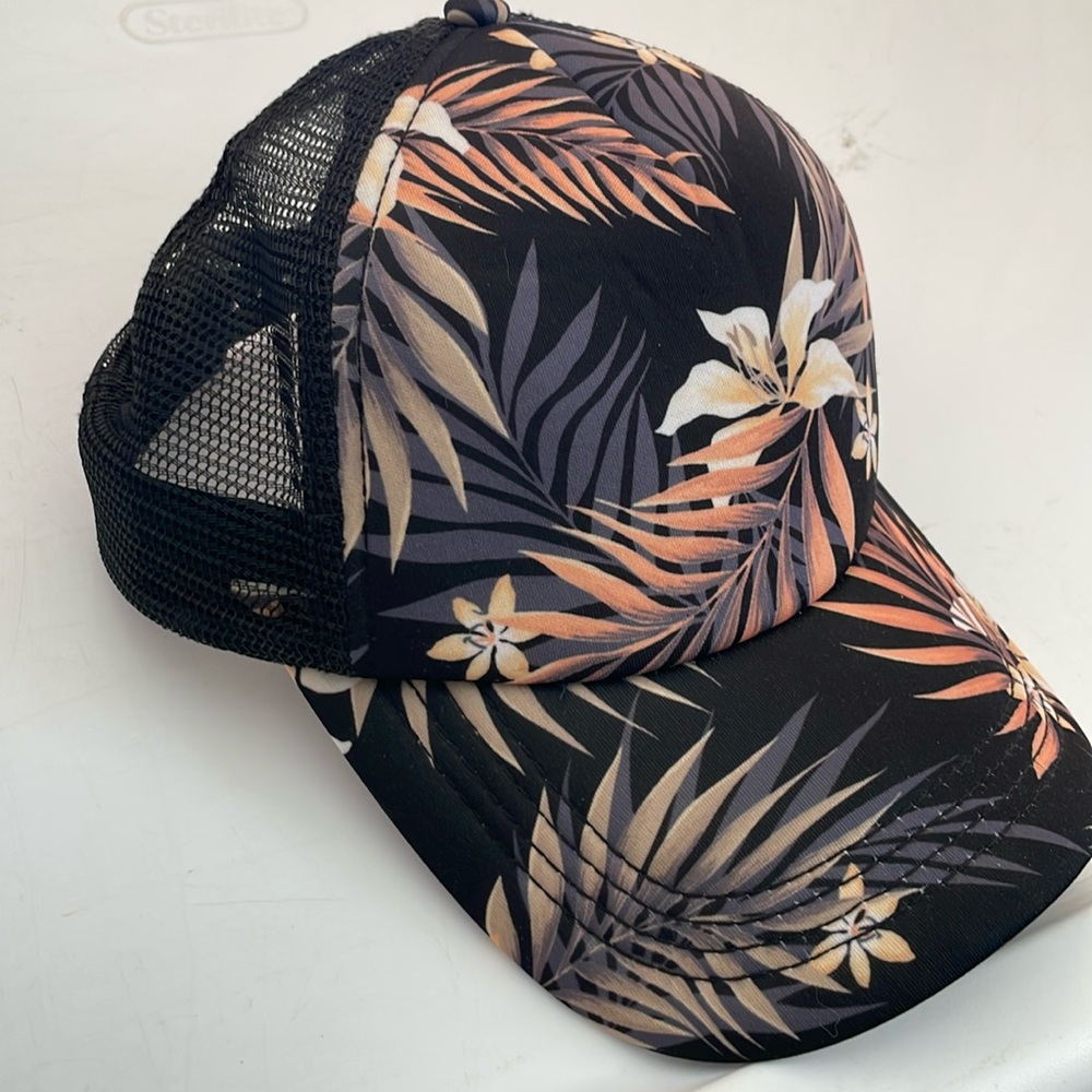 Billabong floral truckers hat. Mesh snap back